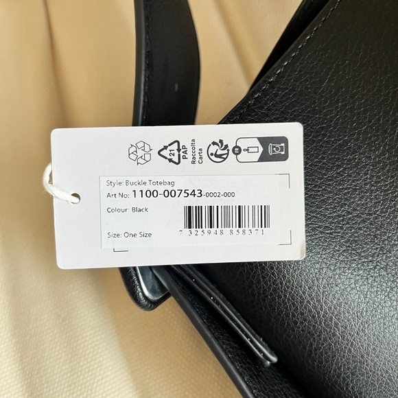 NA-KD Buckle Totebag Black Magnetic Snap closure Zip Pocket inside - Picture 6 of 8